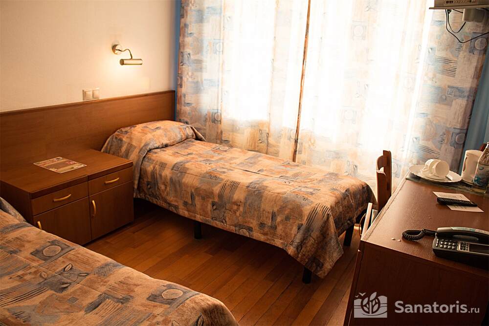 Стандартный двухместный номер (6 эт.) с туалетной конатой, ТВ и