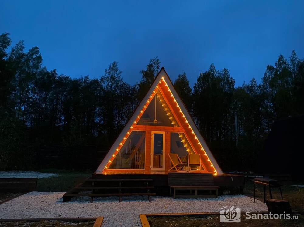 Уютный дом у реки