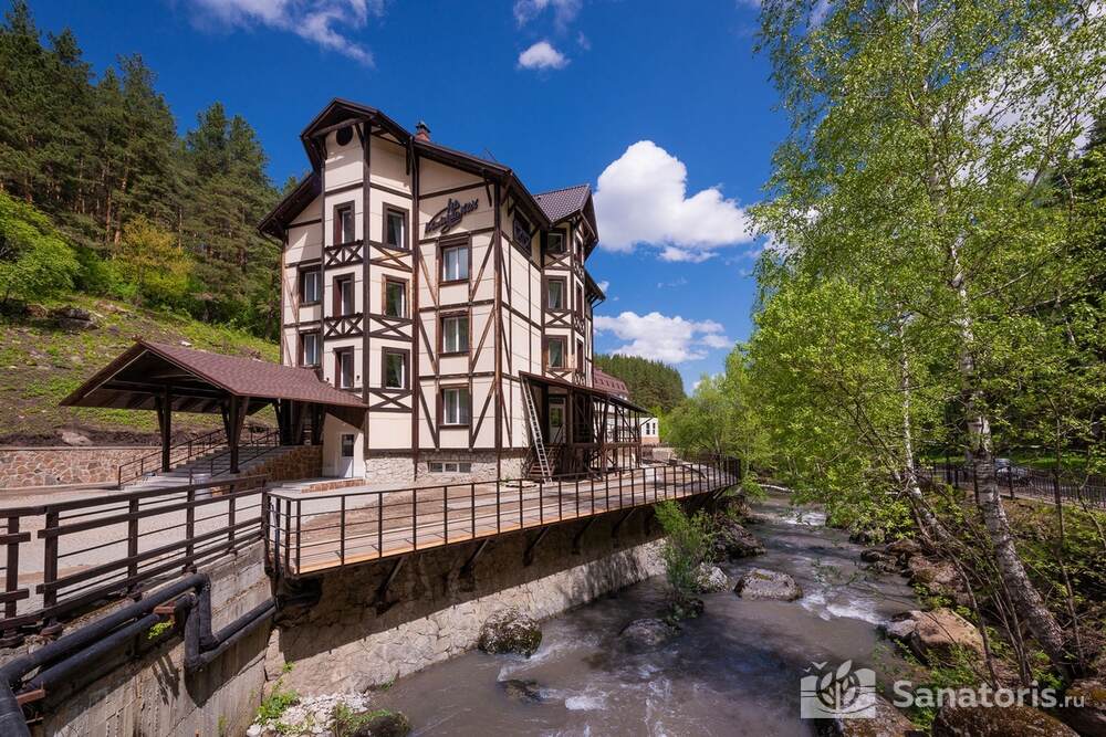 На камушках