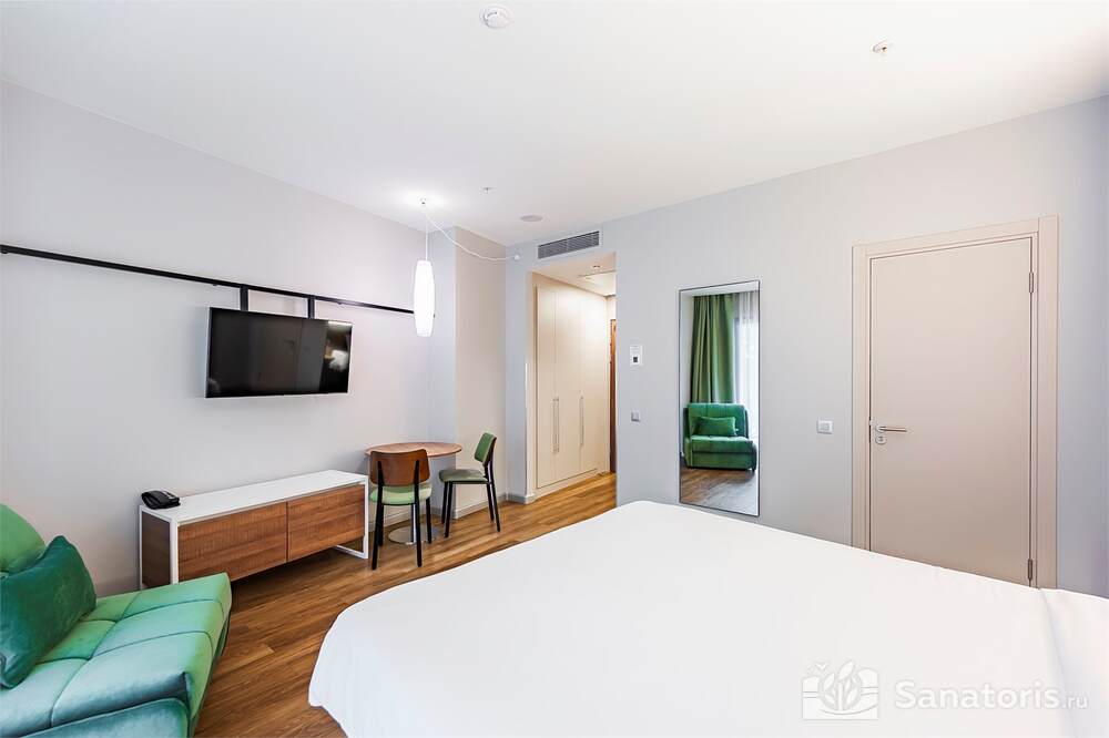 Семейная студия с террасой и видом на патио (внутренний двор)