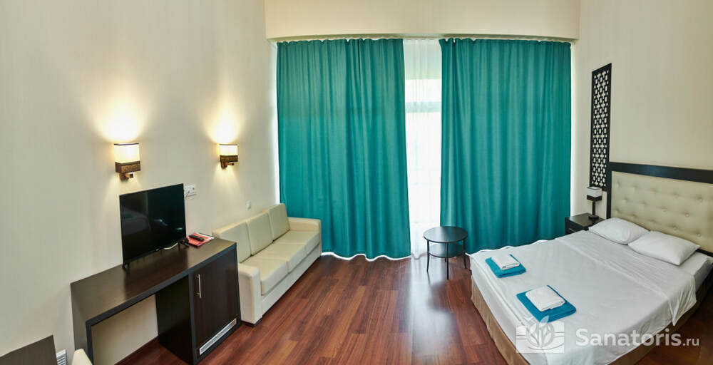 Трехместный номер с видом на горы