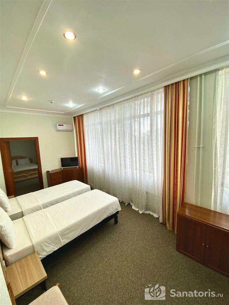 2-Х КОМН. НОМЕР "ЛЮКС" (главн.корп.)