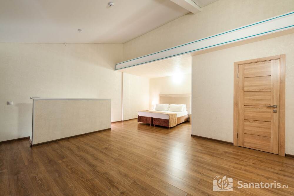 Двухуровневый номер с балконом